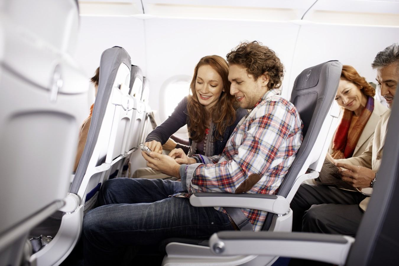 Ein Paar benutzt gemeinsam ein iPhone // A couple is using an iPhone together